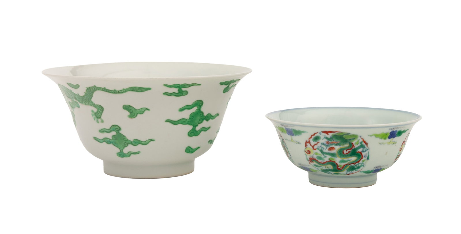 2 bols en porcelaine, Chine, XXe s., les deux décorés de dragons, un à glaçure w: 2 bols en porcelaine, Chine, XXe s., les deux décorés de dragons, un à glaçure wucai, chaque dragon chassant la perle flammée dans un cartouche sur fond de nuées, marque