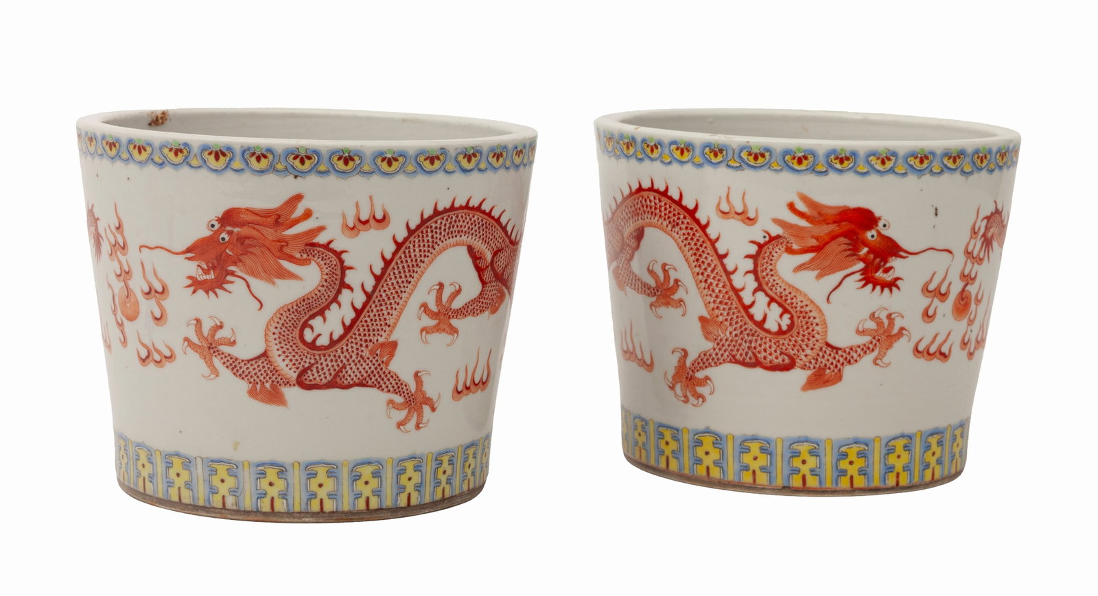 Paire de cache-pots en porcelaine, Chine, XIX-XXe s., chacun orné de dragons chassant la perle : Paire de cache-pots en porcelaine, Chine, XIX-XXe s., chacun orné de dragons chassant la perle flammée, frises de pétales et lingzhi, diam. 23,5 cm (extérieur), h. 18,5 cm (1