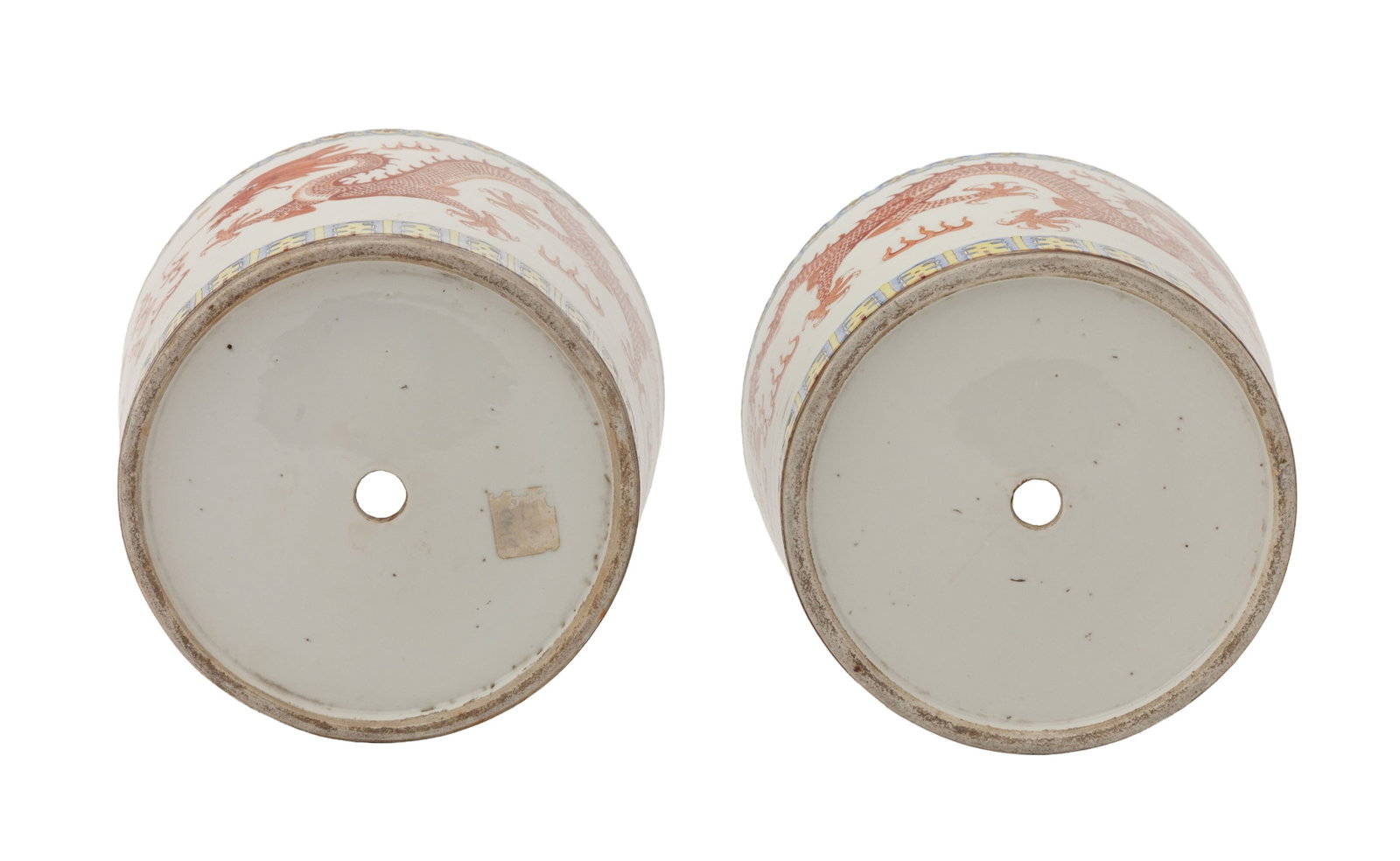 Paire de cache-pots en porcelaine, Chine, XIX-XXe s., chacun orné de dragons chassant la perle  - 2