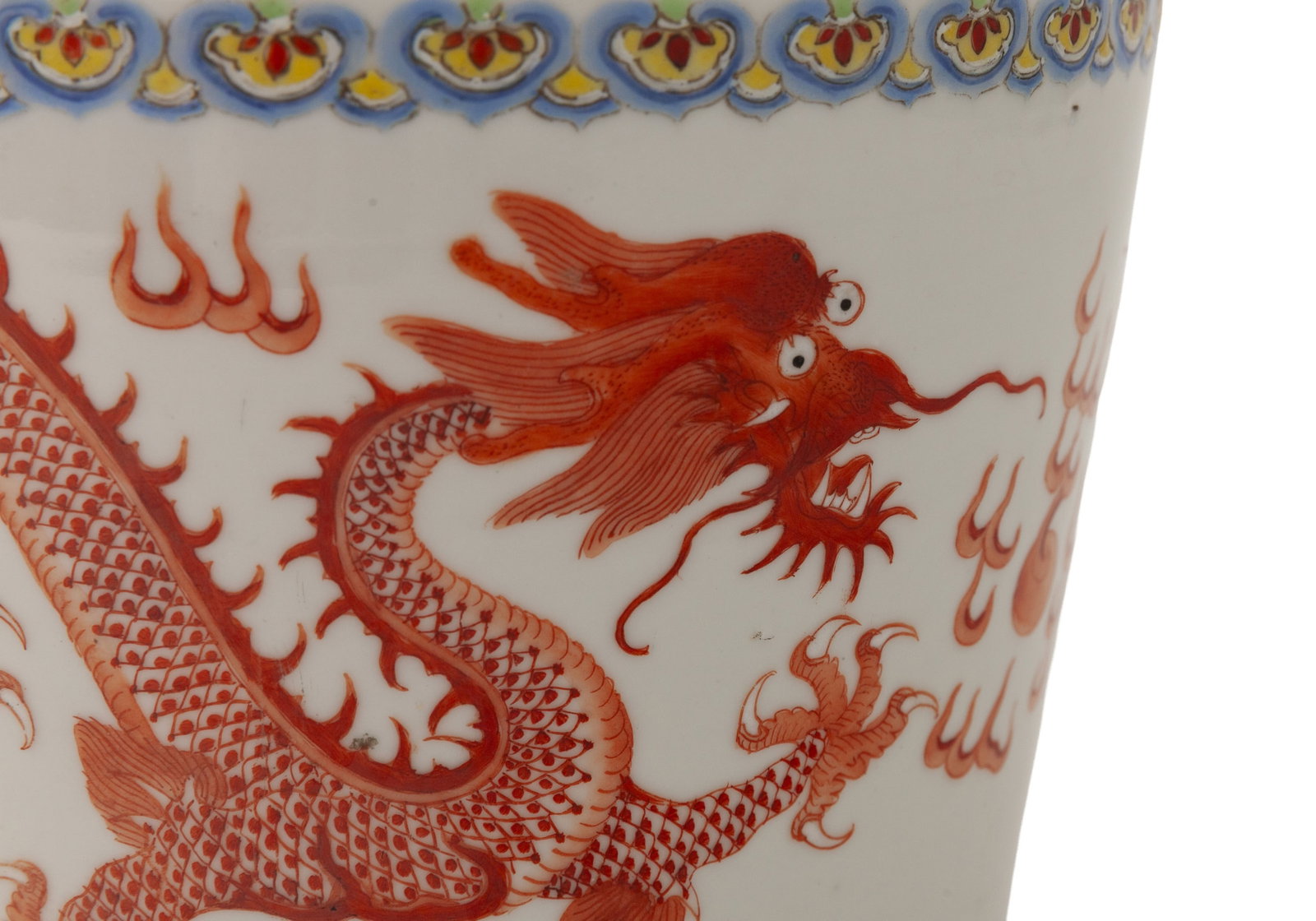 Paire de cache-pots en porcelaine, Chine, XIX-XXe s., chacun orné de dragons chassant la perle  - 3