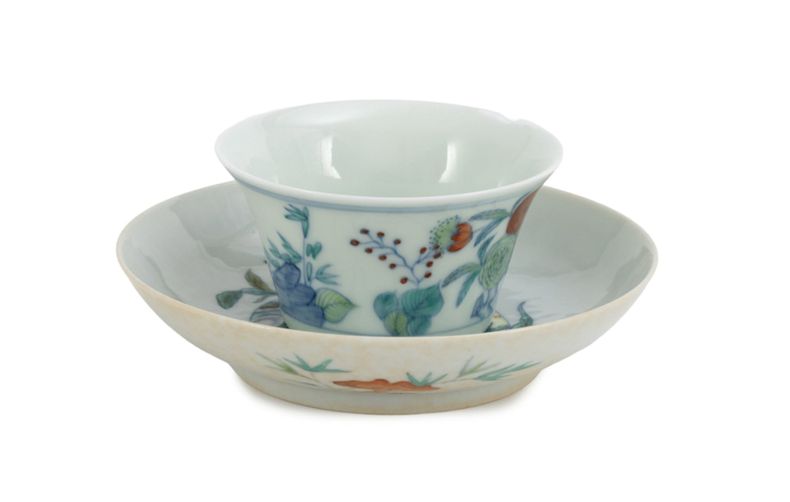 Coupe et soucoupe en porcelaine doucai, Chine, XXe s., la coupe décorée de fleurs, marque : Coupe et soucoupe en porcelaine doucai, Chine, XXe s., la coupe décorée de fleurs, marque Chenghua dans un double carré sous la base, la soucoupe au décor de Shoulao, daim et chauv
