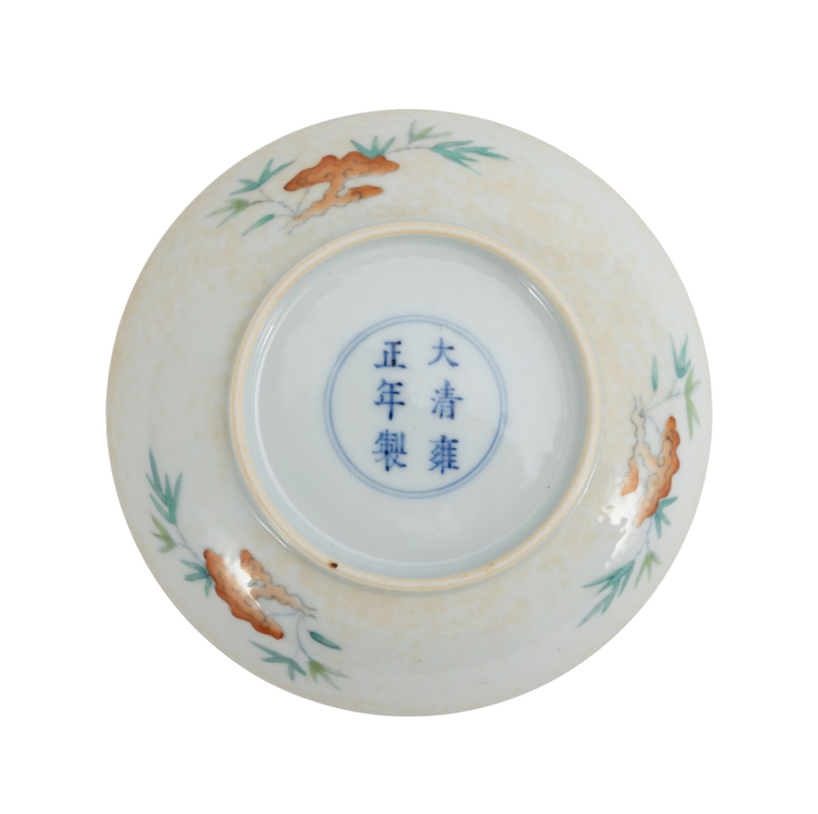 Coupe et soucoupe en porcelaine doucai, Chine, XXe s., la coupe décorée de fleurs, marque  - 3