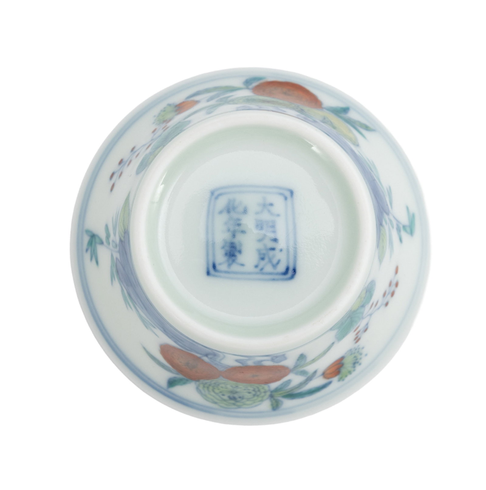 Coupe et soucoupe en porcelaine doucai, Chine, XXe s., la coupe décorée de fleurs, marque  - 5