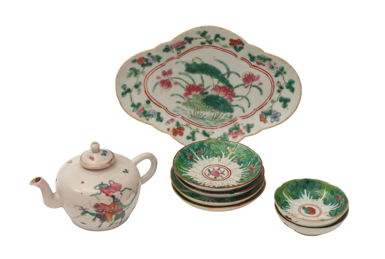 Ensemble de 8 pièces en porcelaine, Chine, XIX-XXe s., comprenant: 1 théière famille : Ensemble de 8 pièces en porcelaine, Chine, XIX-XXe s., comprenant: 1 théière famille rose ornée d'enfants, 1 ravier polylobé orné de lotus et autres fleurs, sceau