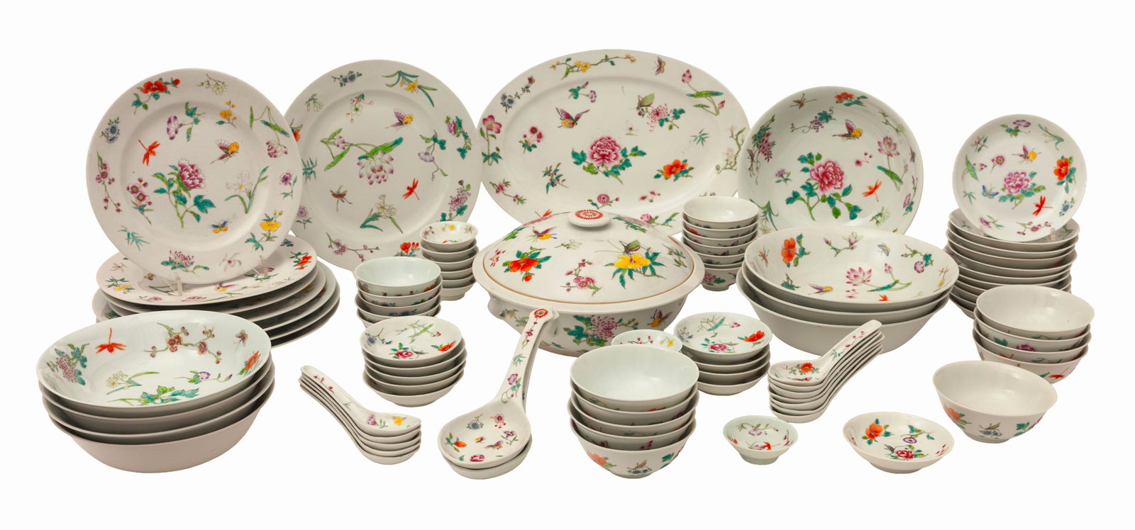 Partie de service en porcelaine famille rose, Chine, XXe s., comprenant 87 pièces: toutes au m&: Partie de service en porcelaine famille rose, Chine, XXe s., comprenant 87 pièces: toutes au même décor de fleurs et insectes, 10 petites soucoupes creuses, 12 soucoupes miniatur