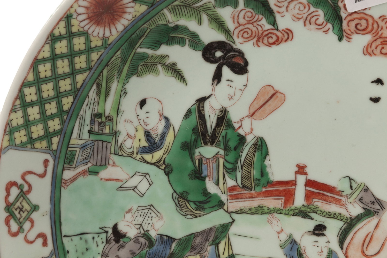 Grand plat creux en porcelaine famille verte, Chine, XIX-XXe s., décor de femmes et enfants dan - 3