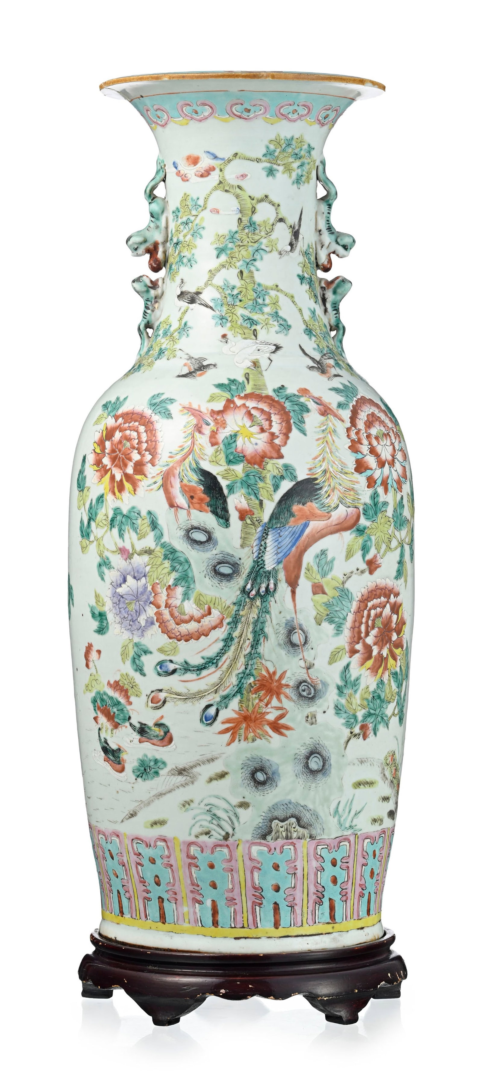 Vase en porcelaine famille rose, Chine, XIXe s., décor de fleurs et oiseaux, anses en forme de : Vase en porcelaine famille rose, Chine, XIXe s., décor de fleurs et oiseaux, anses en forme de chiens de Fô, h. 61,5 cm (restaurations et fêlures) A famille rose porcelain vase, China, 