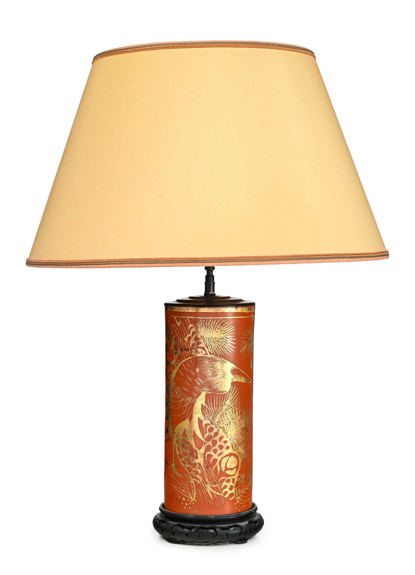 Vase rouleau en porcelaine à glaçure corail avec rehauts de dorure, Chine, dynastie Qing, : Vase rouleau en porcelaine à glaçure corail avec rehauts de dorure, Chine, dynastie Qing, monté en lampe (percé), décor de grue, pin et inscription, date cyclique