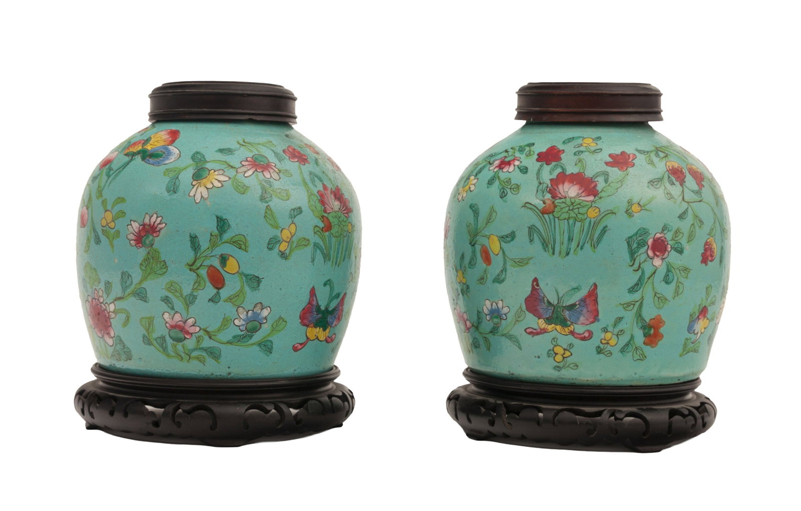 Paire de pots à gingembre en porcelaine, Peranakan, XIX-XXe s., décor de fleurs, fruits et: Paire de pots à gingembre en porcelaine, Peranakan, XIX-XXe s., décor de fleurs, fruits et insectes sur fond turquoise, avec couvercle en bois portant le caractère shou ("longévit&