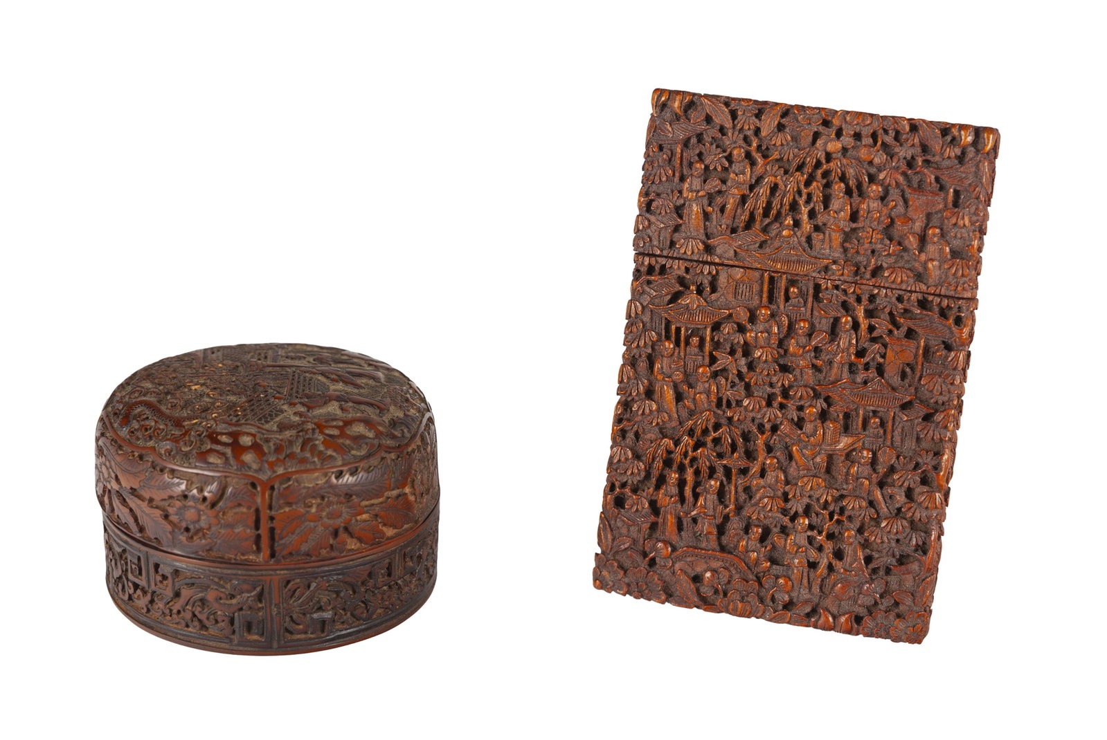 Étui à cartes et petite boîte circulaire en bois, Chine, Canton, XIXe s., l'étui: Étui à cartes et petite boîte circulaire en bois, Chine, Canton, XIXe s., l'étui orné de multiples personnages, arbres et pavillons, la boîte ornée de personnages,