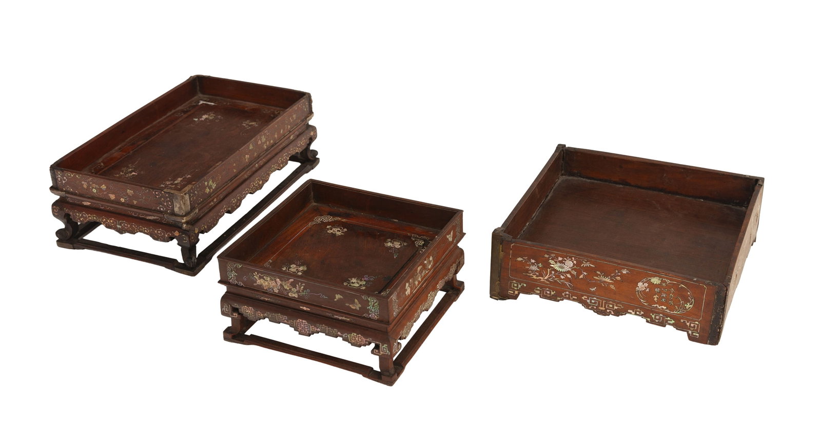 Ensemble de 3 présentoirs à thé en bois avec incrustations de nacre, Chine du Sud ou : Ensemble de 3 présentoirs à thé en bois avec incrustations de nacre, Chine du Sud ou Vietnam, XIX-XXe s., décor de fleurs, leiwen, papillons, fruits et inscriptions, quelques conso