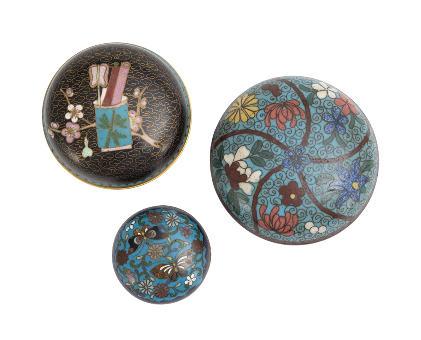 Ensemble de 3 petites boîtes circulaires en émaux cloisonnés, Chine, XXe s.: 1 orn: Ensemble de 3 petites boîtes circulaires en émaux cloisonnés, Chine, XXe s.: 1 ornée d'objets, fleurs et nuages sur fond noir, 1 décorée de fleurs et spirales sur fond
