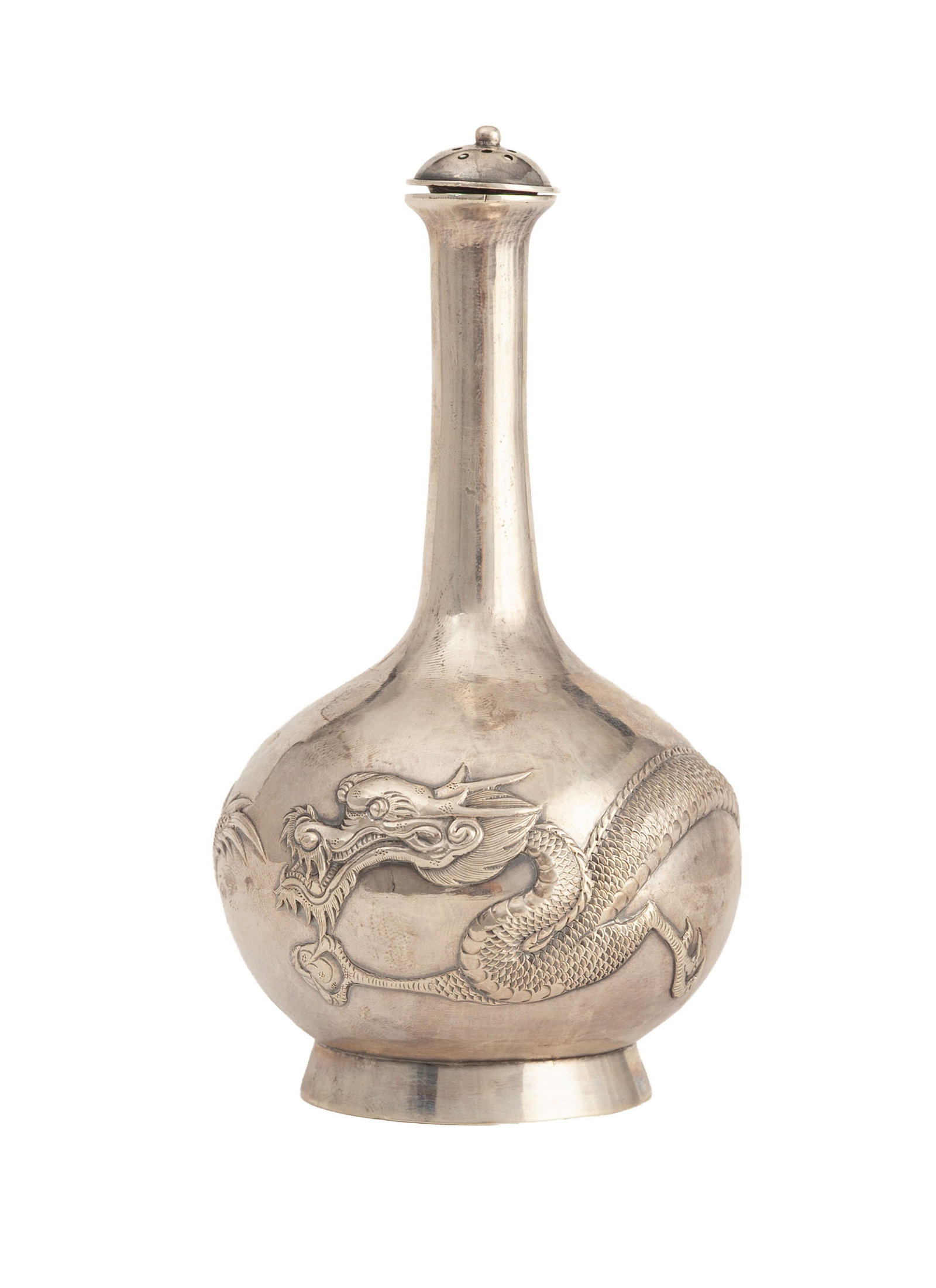 Salière en argent, Chine, fin XIX-début XXe s., décor de dragon en relief, poinç: Salière en argent, Chine, fin XIX-début XXe s., décor de dragon en relief, poinçon "WH" de Wang Hing and Company et marque d'orfèvre en chinois, h. 14 cm, 145g **A silver salt