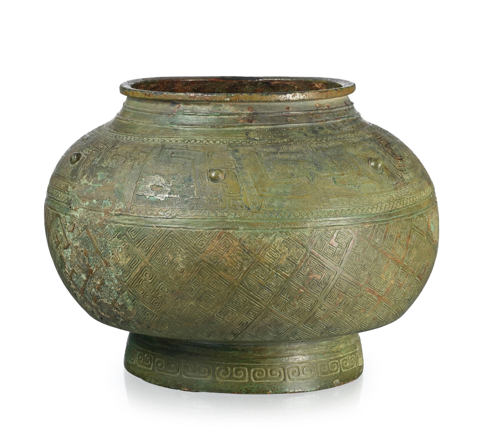 Pou (pot à vin) en bronze, Chine, moderne, décor de taotie, leiwen et motifs géom: Pou (pot à vin) en bronze, Chine, moderne, décor de taotie, leiwen et motifs géométriques, diam. 15 cm et h. 19 cm (dégâts) Pour ce lot, la TVA due par l'acheteur