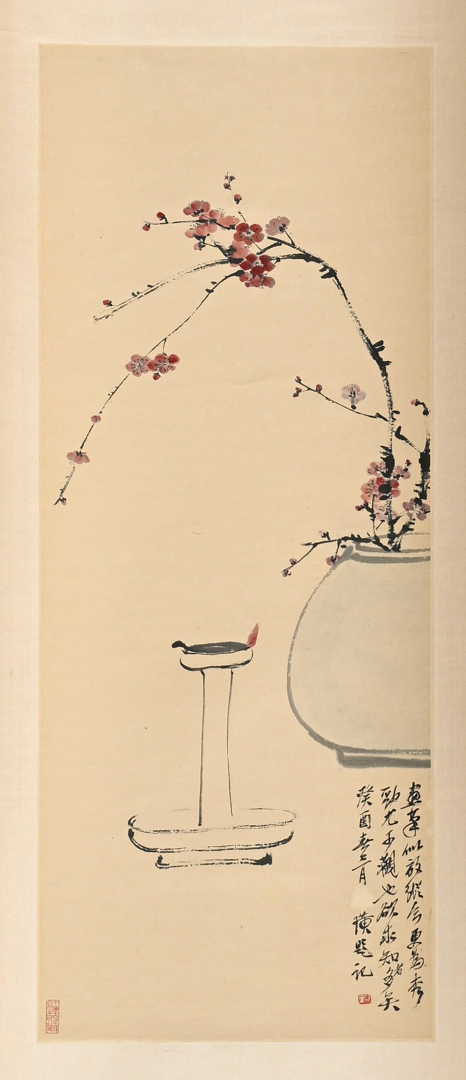 Vases et branches de cerisiers, peinture sur papier, XXe s., portant une signature Qi Baishi (࿭ - 2