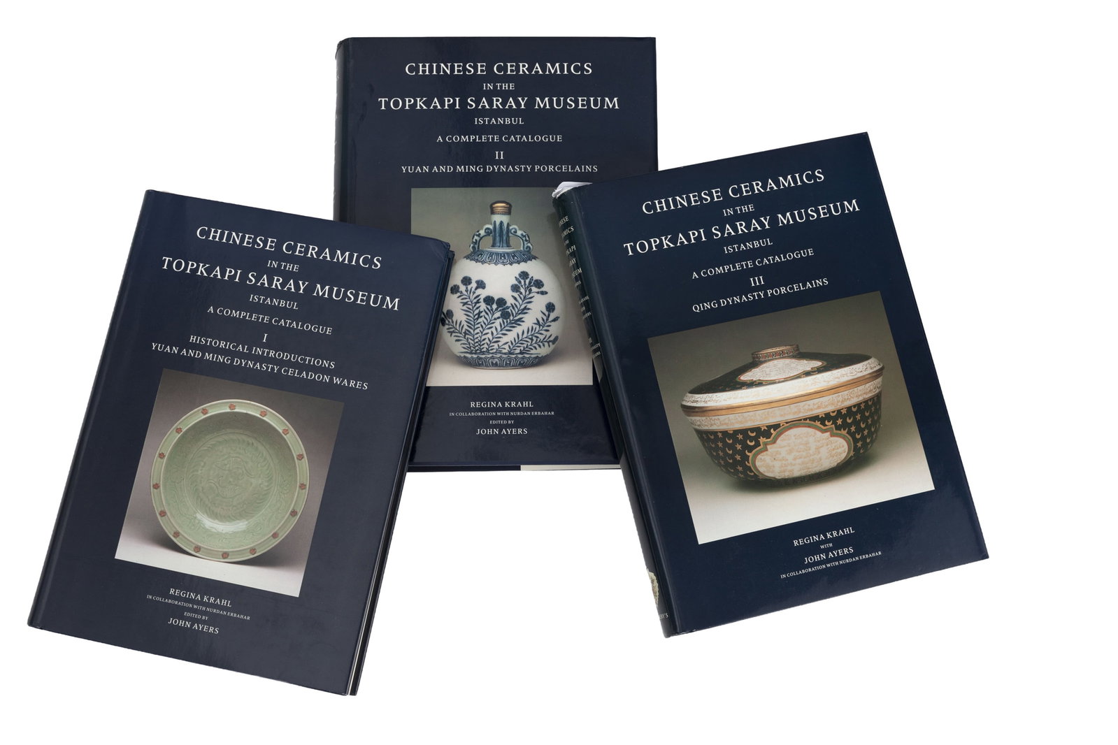 KRAHL Regina (AYERS John éd.), Chinese Ceramics in the Topkapi Saray Museum, Istanbul, a Comple: KRAHL Regina (AYERS John éd.), Chinese Ceramics in the Topkapi Saray Museum, Istanbul, a Complete Catalogue, Sotheby's Publications, 1986, catalogue complet en 3 volumes au format in-folio : 1)