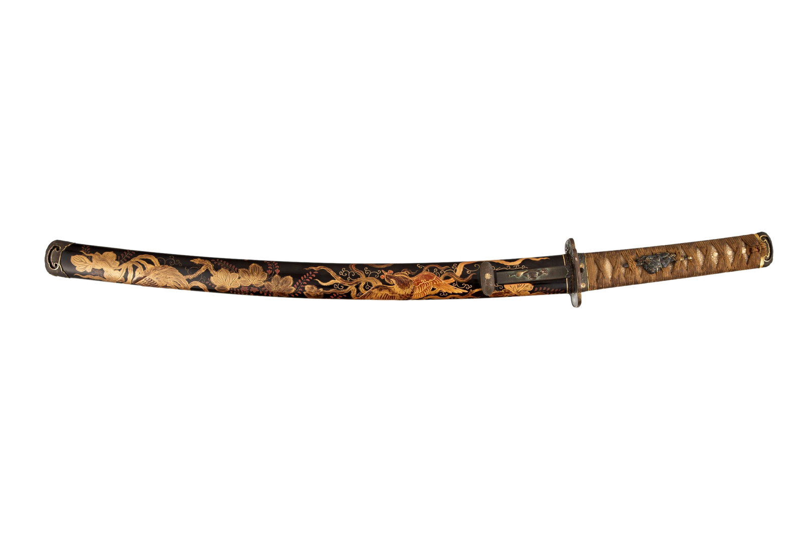 Wakizashi (sabre), Japon, époque Edo, saya en bois laqué, décor takamaki-e et hiramak: Wakizashi (sabre), Japon, époque Edo, saya en bois laqué, décor takamaki-e et hiramaki-e de phœnix parmi glycines sur fond noir, lame en métal signée 清光
