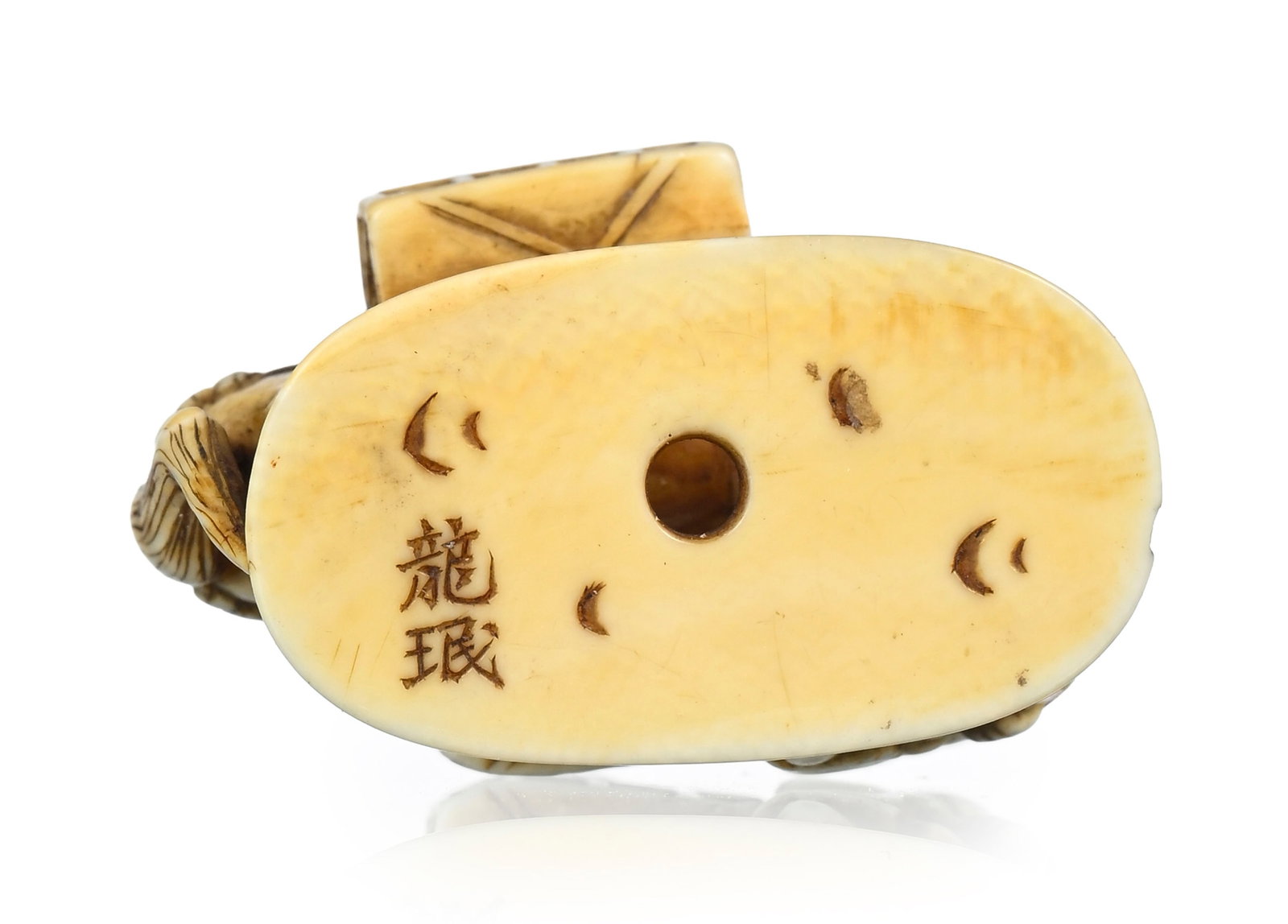 Cheval et personnages, netsuke en ivoire, Japon, XIXe s., signé 龍珉 (Ryûmin), - 3