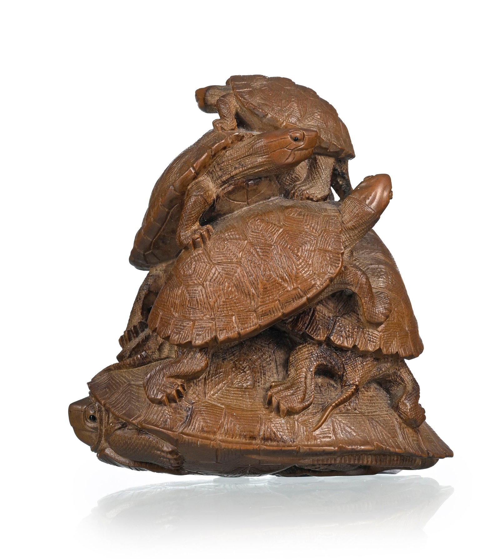 Groupe de tortues, netsuke en ivoire végétal (morphil), Japon, XIX-XXe s., signé : Groupe de tortues, netsuke en ivoire végétal (morphil), Japon, XIX-XXe s., signé 忠一 (Tadakazu), yeux incrustés, h. 6 cm Provenance: collection Edward T. Chow (Qiu