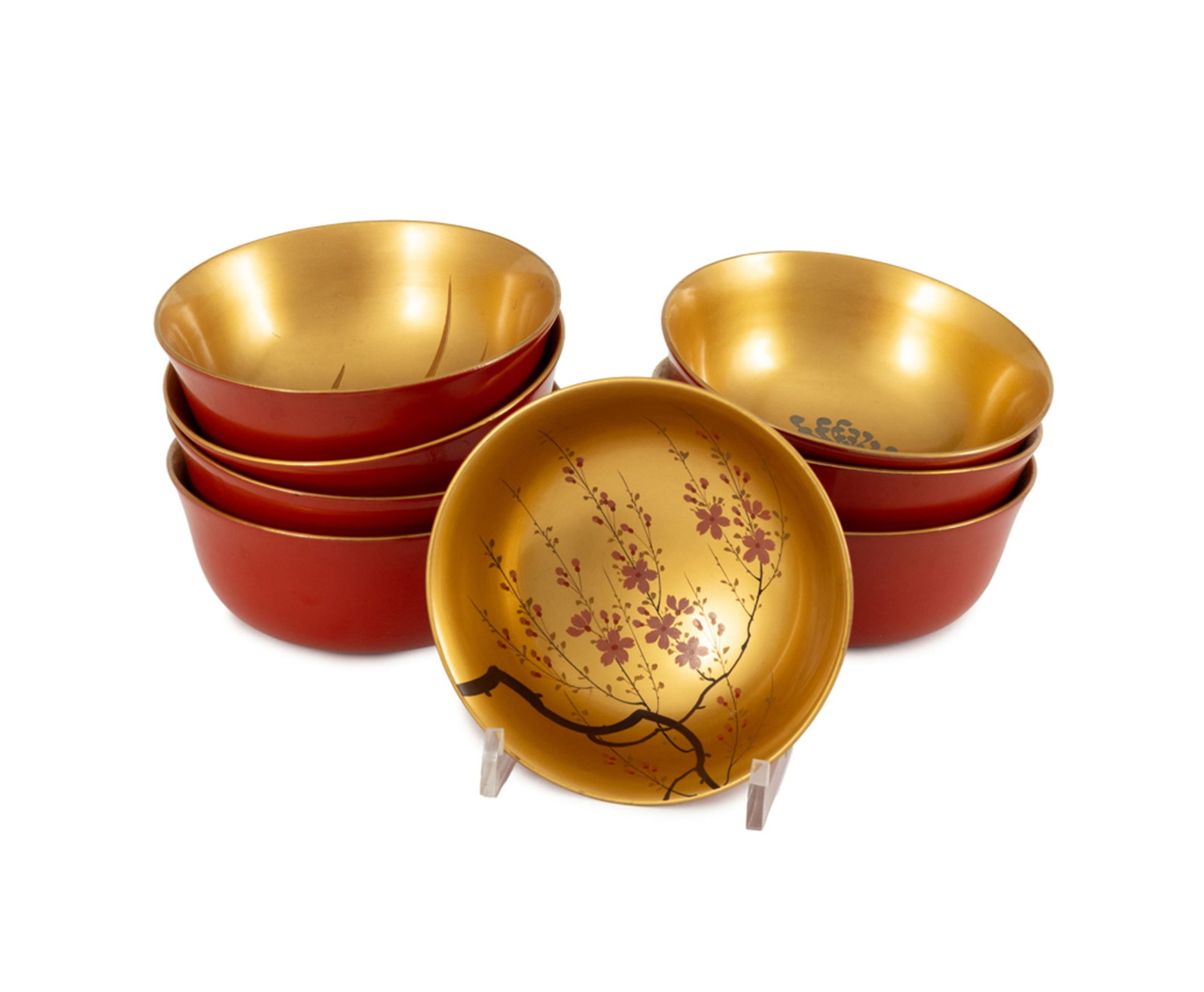 Ensemble de 8 bols en laque, Japon, XXe s.: tous à l'extérieur rouge et intérieur dor: Ensemble de 8 bols en laque, Japon, XXe s.: tous à l'extérieur rouge et intérieur doré, 6 ornés de plantes et fleurs diverses, 1 de grues et 1 de papillons, diam. 12 cm A set