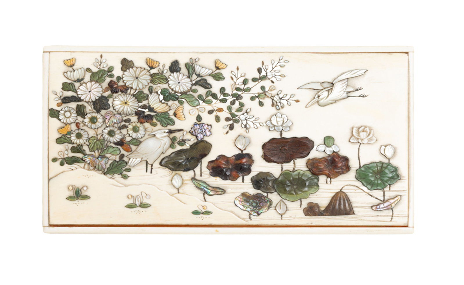 Boîte rectangulaire en ivoire avec incrustations Shibayama, Japon, époque Meiji, déco: Boîte rectangulaire en ivoire avec incrustations Shibayama, Japon, époque Meiji, décor de hérons, fleurs et étang aux nénuphars, 16,5x8,5x4 cm A rectangular ivory box