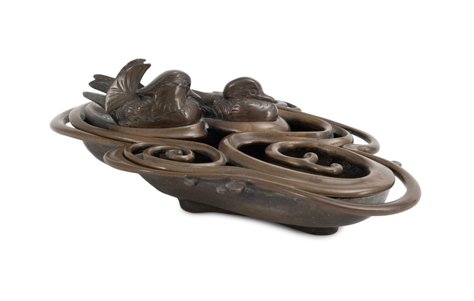 Koro (brûle-parfum) en bronze, Japon, époque Meiji, en forme de couple de canards mandarin: Koro (brûle-parfum) en bronze, Japon, époque Meiji, en forme de couple de canards mandarins voguant sur les flots, signé 寶洲 (Hôshû), l. 19 cm A bronze koro