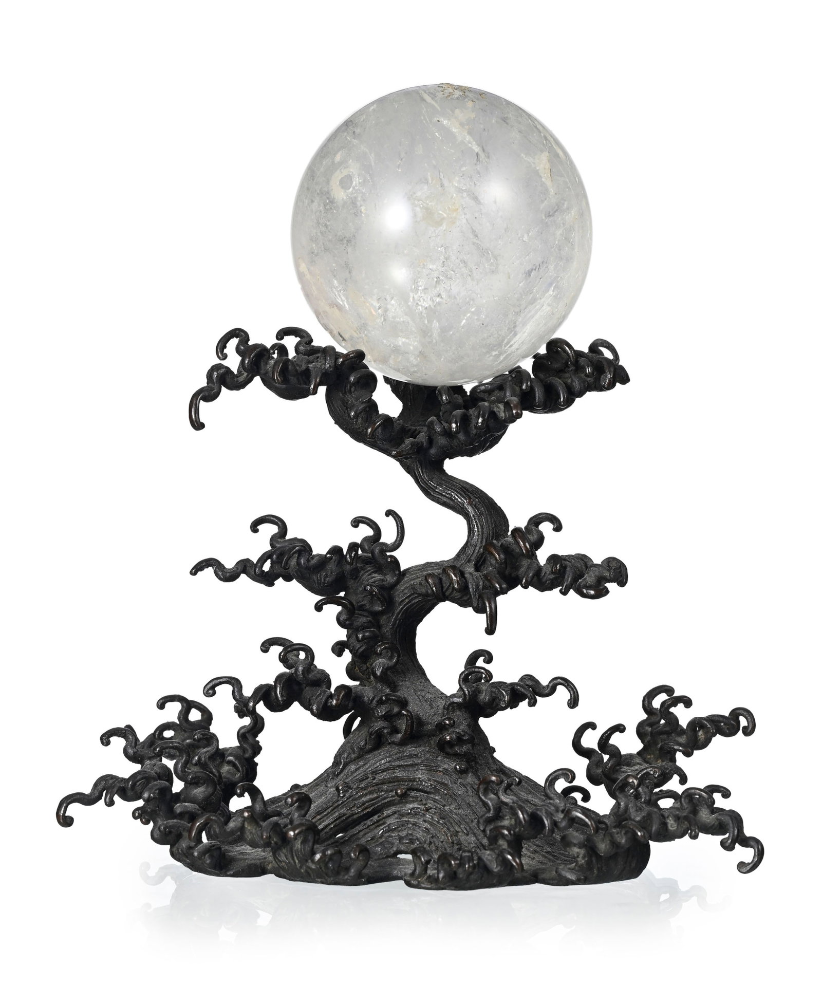 Sphère sur flots agités, okimono en cristal de roche et bronze, Japon, époque Meiji, : Sphère sur flots agités, okimono en cristal de roche et bronze, Japon, époque Meiji, la sphère amovible en cristal de roche, les vagues en bronze, h. 12 cm (vagues), diam. 6,5 cm (