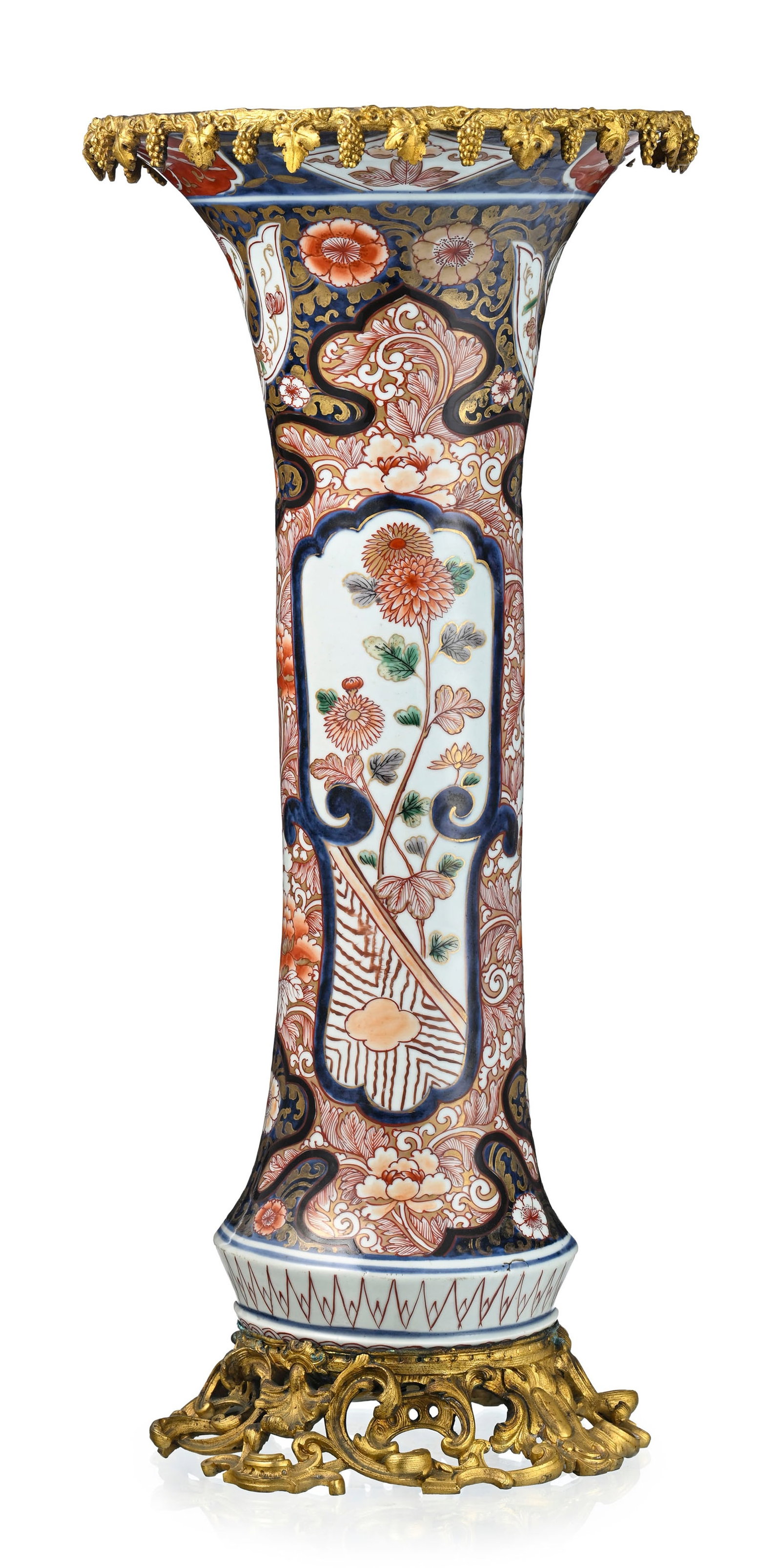 Grand vase cornet en porcelaine Imari, Japon, XIXe s., avec monture européenne en bronze dor: Grand vase cornet en porcelaine Imari, Japon, XIXe s., avec monture européenne en bronze doré, décor de multiples rinceaux de fleurs, h. 64 cm A large Imari porcelain trumpet vase, Japa