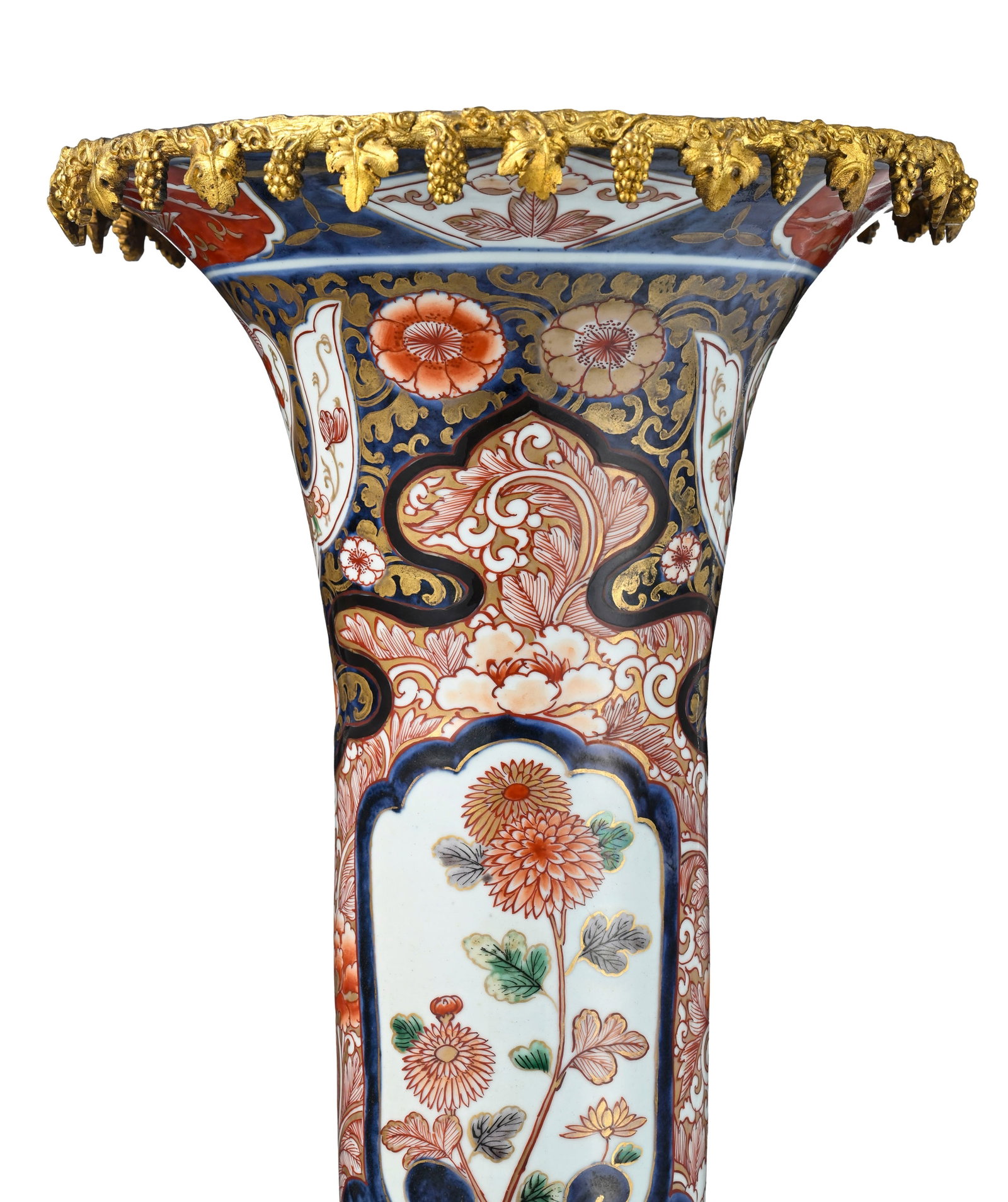 Grand vase cornet en porcelaine Imari, Japon, XIXe s., avec monture européenne en bronze dor - 3