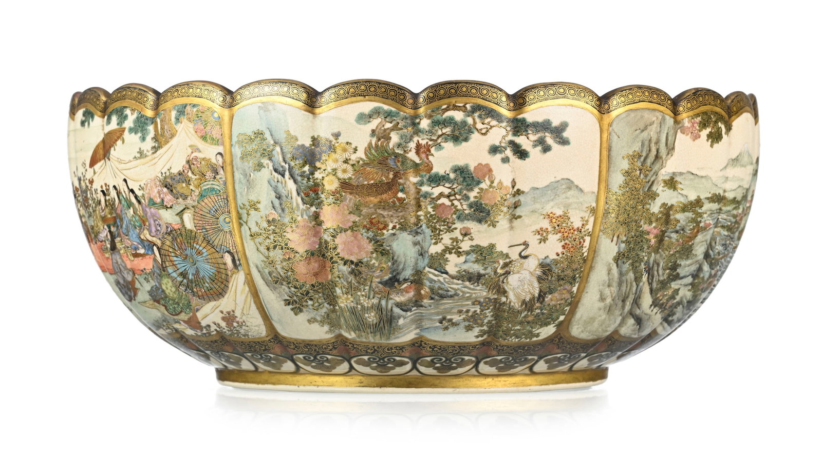 Grand bol floriforme en grès de Satsuma, Japon, époque Meiji, décor intérieur du: Grand bol floriforme en grès de Satsuma, Japon, époque Meiji, décor intérieur du sanctuaire Nikkô Tôshô-gû, mon et frises de motifs géométriques et