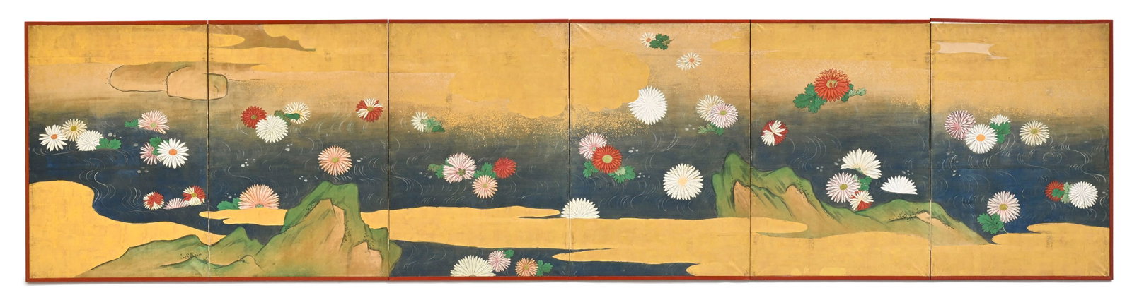 Rokkyoku byôbu (paravent à six feuilles), Japon, XXe s., orné de chrysanthèmes d: Rokkyoku byôbu (paravent à six feuilles), Japon, XXe s., orné de chrysanthèmes dérivant au fil de l'eau, rochers et nuages, avec boîte de rangement, 91x375 cm (en tout)