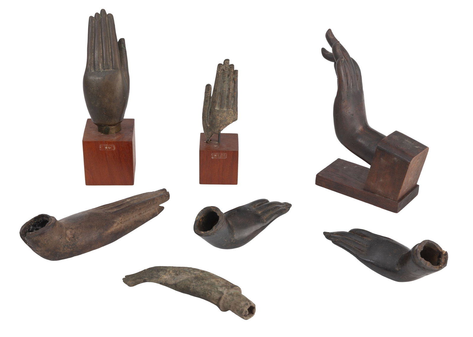 Ensemble de 7 mains en bronze, Thaïlande, XVIII-XXe s.: dont 3 sur socle en bois et 4 sans socl - 2