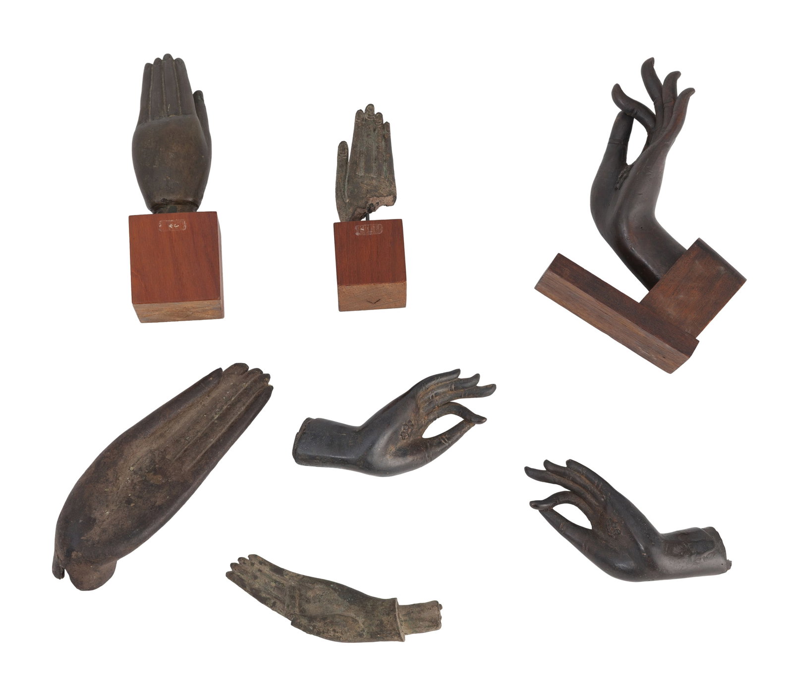 Ensemble de 7 mains en bronze, Thaïlande, XVIII-XXe s.: dont 3 sur socle en bois et 4 sans socl - 3