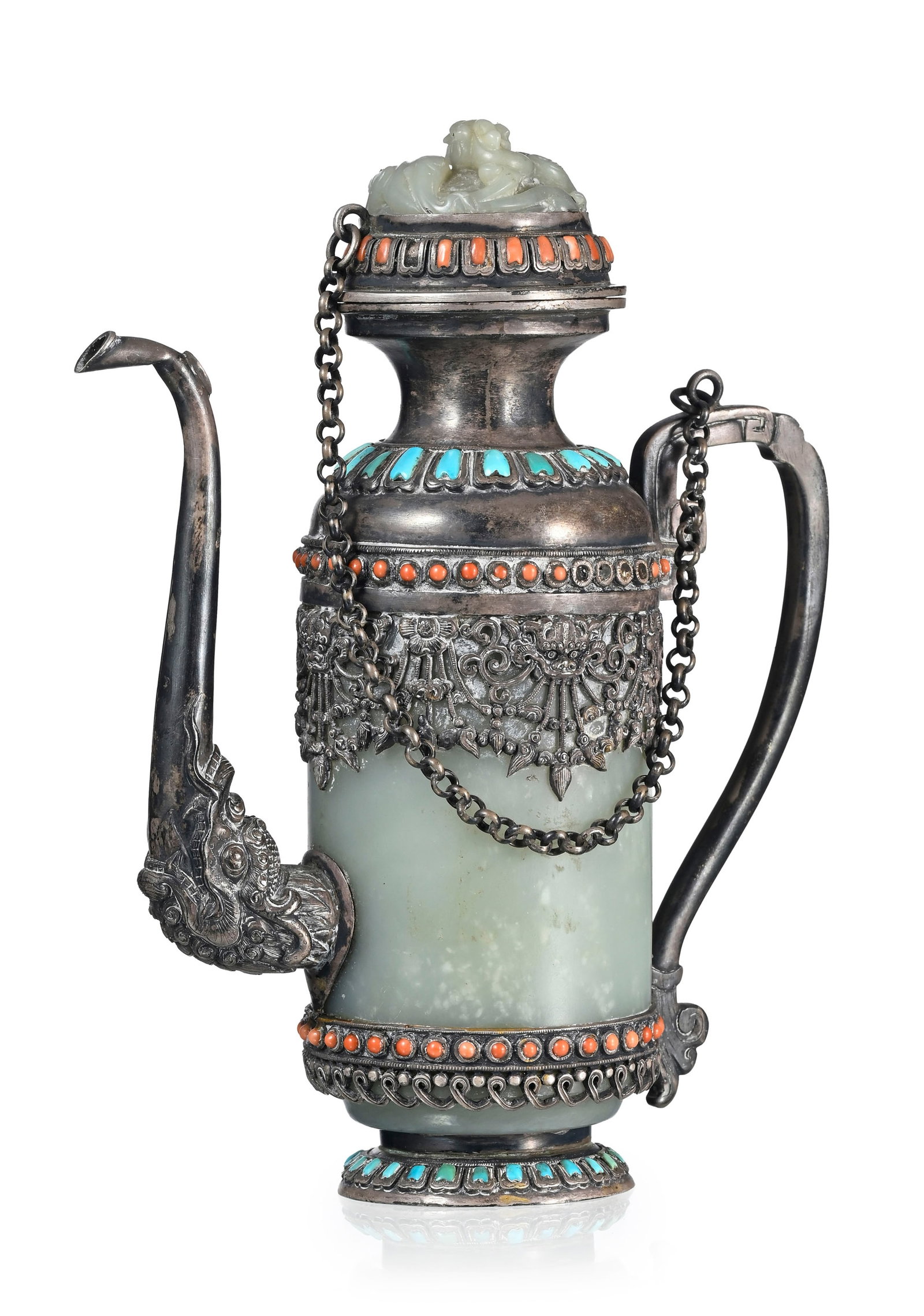 Aiguière couverte en argent, jade, turquoises et corail, Tibet ou Mongolie, probablement XIXe s: Aiguière couverte en argent, jade, turquoises et corail, Tibet ou Mongolie, probablement XIXe s., décor de créatures surnaturelles, corps avec des kirtimukha tenant des ornements, base 