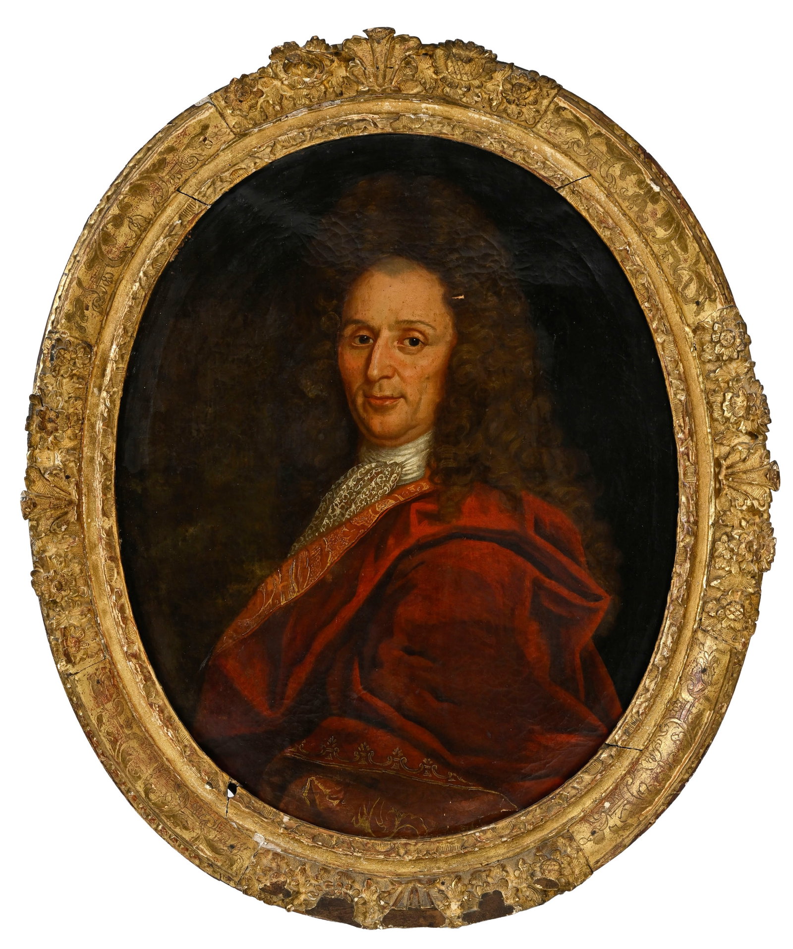 Ecole française vers 1700, Portrait d'un gentilhomme, huile sur toile, dans un cadre d'épo: Ecole française vers 1700, Portrait d'un gentilhomme, huile sur toile, dans un cadre d'époque sculpté et doré à la feuille, 80,5x66 cm Condition Lacune d'env. 2 cm 