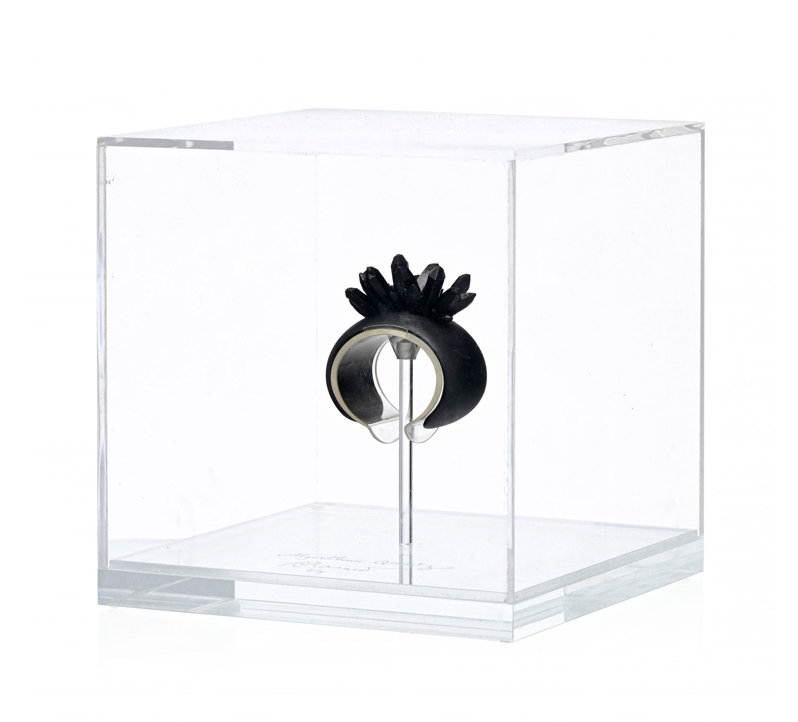 Philippe Cramer (1970), "Algorithmic Quartz", 2009, bracelet en carbone monté dans un emboî: Philippe Cramer (1970), "Algorithmic Quartz", 2009, bracelet en carbone monté dans un emboîtage en plexiglas, signé, titré et numéroté 1/5, 20,5x20x20 cm (boîte)