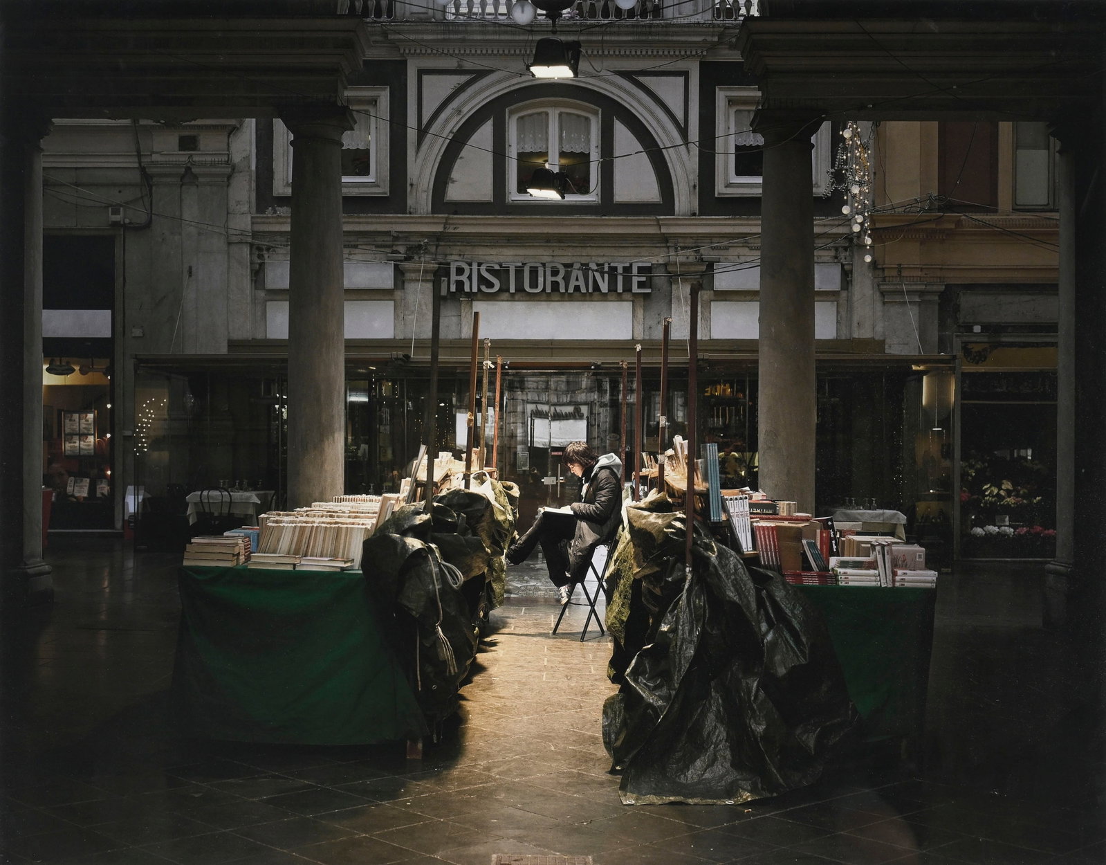 Matthieu Gafsou (1981), Le bouquiniste, tirage argentique, 80x102 cm (photo): Matthieu Gafsou (1981), Le bouquiniste, tirage argentique, 80x102 cm (photo)