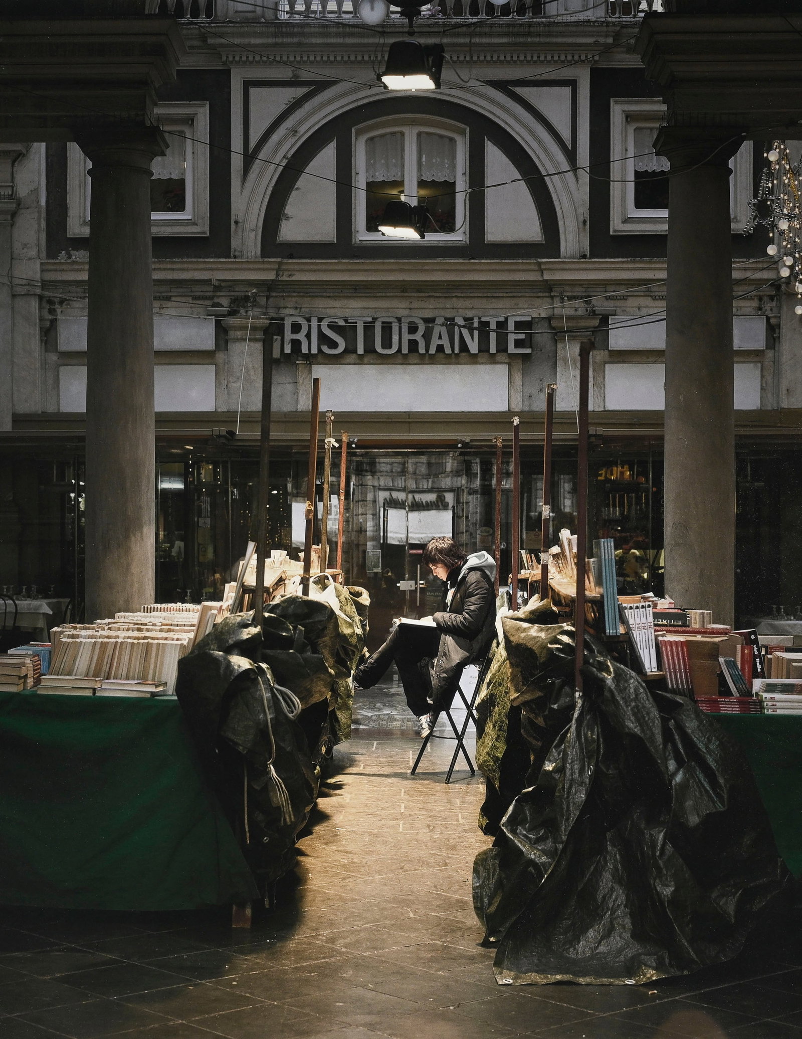 Matthieu Gafsou (1981), Le bouquiniste, tirage argentique, 80x102 cm (photo) - 3