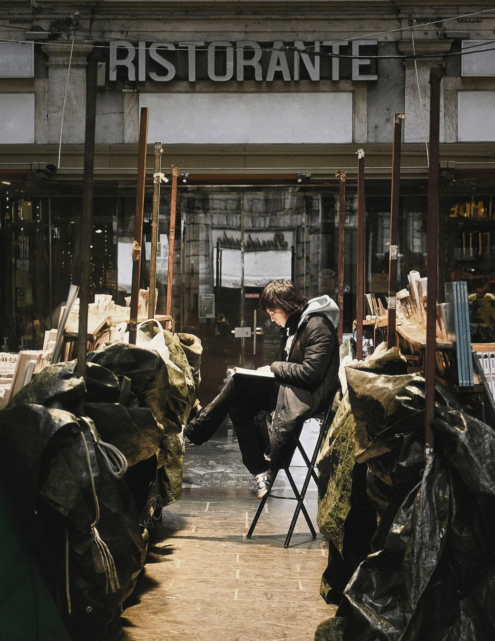 Matthieu Gafsou (1981), Le bouquiniste, tirage argentique, 80x102 cm (photo) - 4