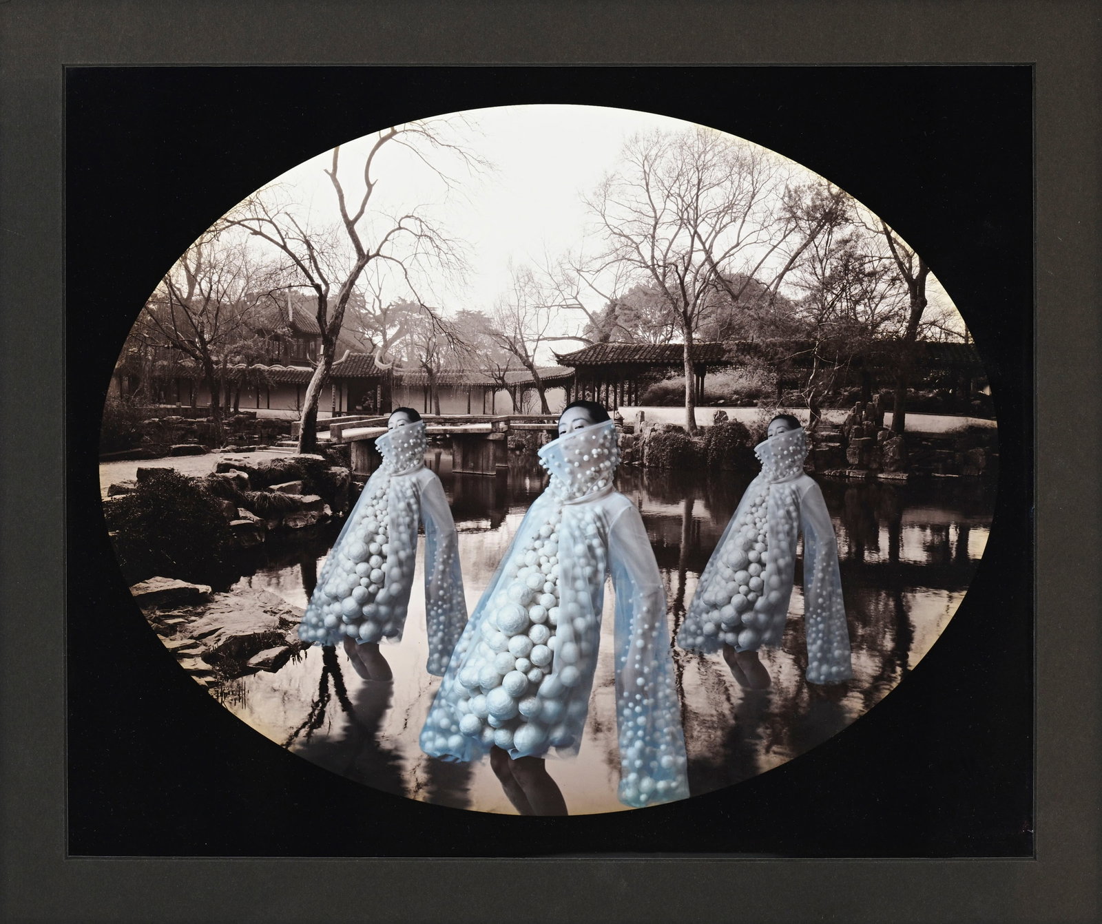 Lian Tianmiao (1961) - Wang Gongxin (1960), "Here ? Or there ?", 2002, suite de 15 tirages chromog&# - 2