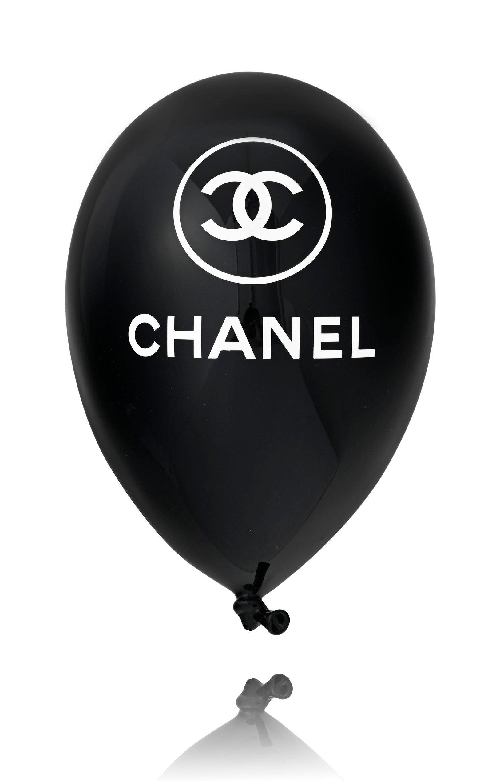 Géraldine Morin (1976), Ballon noir, dans le goût de Chanel, sculpture murale en rési: Géraldine Morin (1976), Ballon noir, dans le goût de Chanel, sculpture murale en résine peinte, signée et numérotée 2/8 au verso, h. 47 cm
