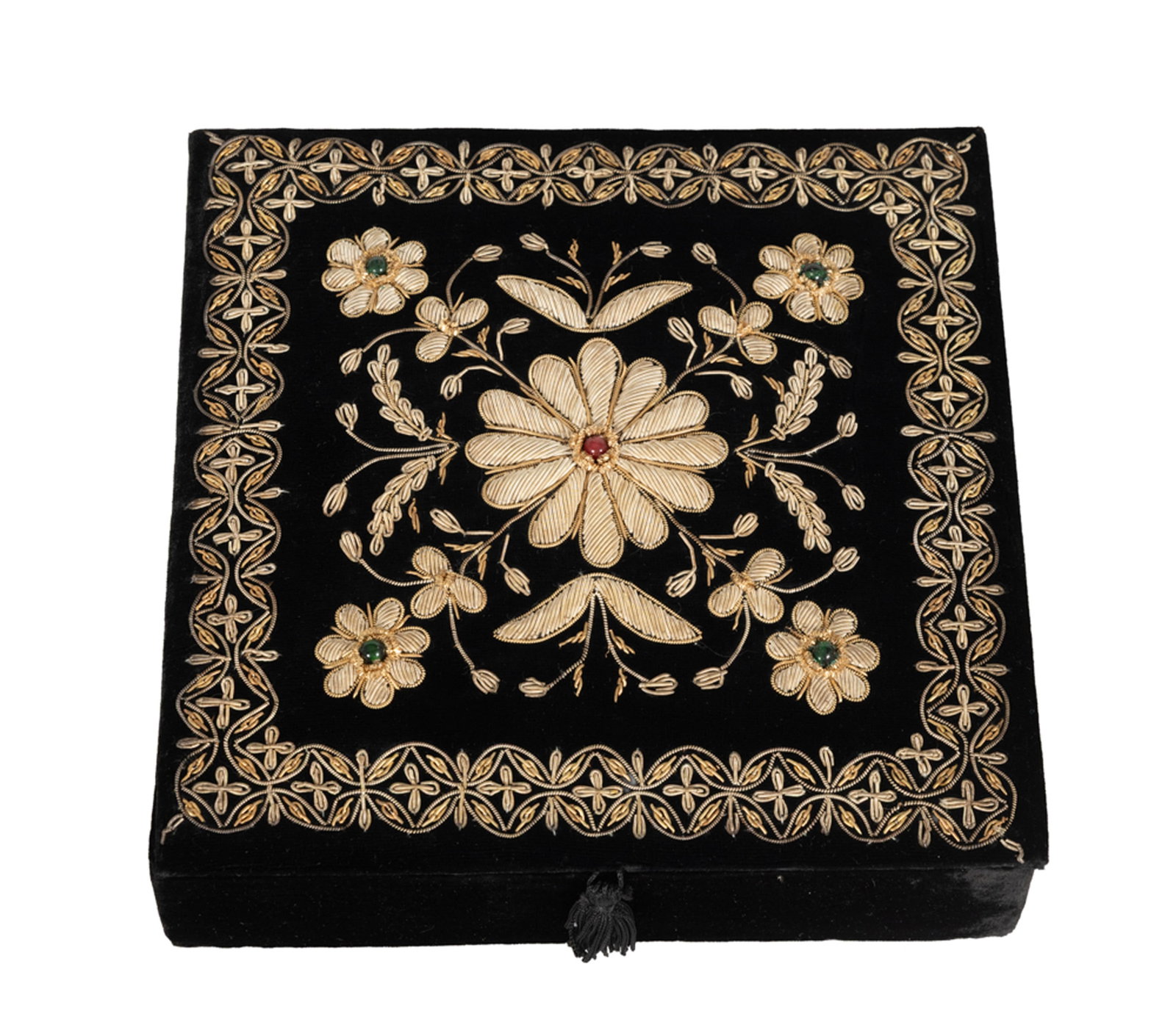 Van Cleef & Arpels, coffret bijoux avec pochette en velours noir, le dessus brodé de fleurs en : Van Cleef & Arpels, coffret bijoux avec pochette en velours noir, le dessus brodé de fleurs en fil doré et argenté avec cabochons en strass, boîte, 24x24x7 cm