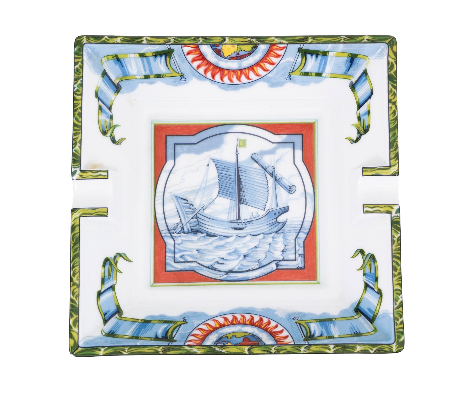 Hermès. Cendrier vide-poche en porcelaine, Paris, modèle Patchwork Alizés, 15,5x15,5 : Hermès. Cendrier vide-poche en porcelaine, Paris, modèle Patchwork Alizés, 15,5x15,5 cm