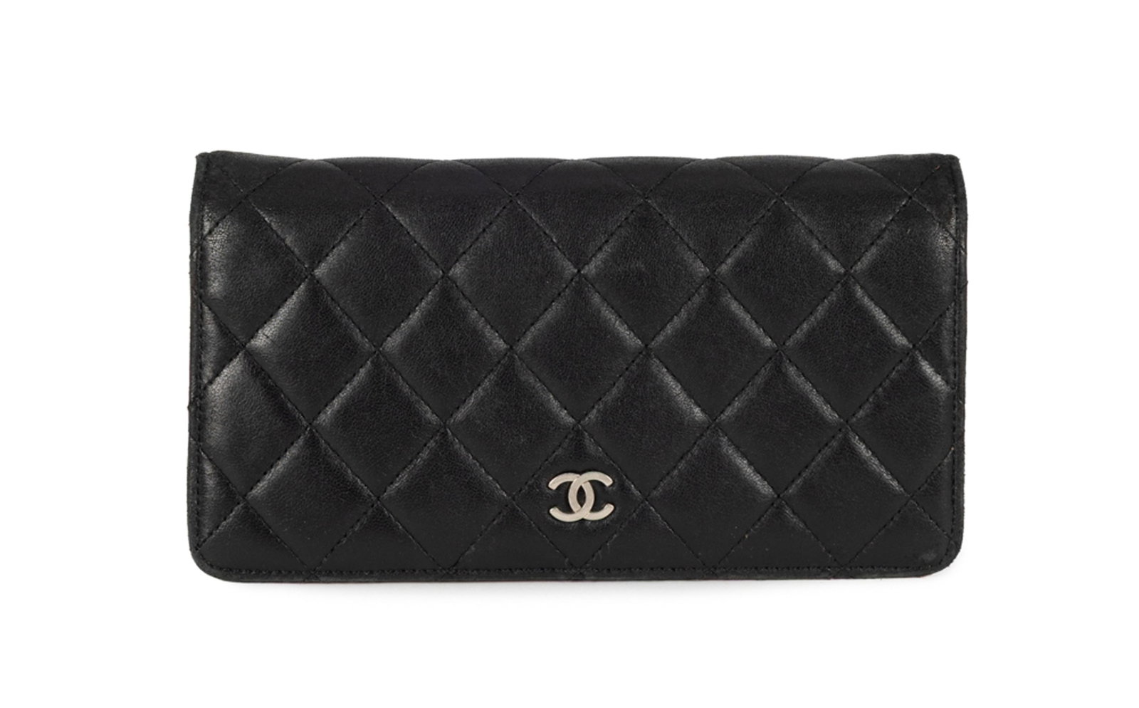 Chanel, portefeuille en cuir noir matelassé, 2009-2010, intérieur en cuir bordeaux avec co: Chanel, portefeuille en cuir noir matelassé, 2009-2010, intérieur en cuir bordeaux avec compartiments cartes et feuilles, 9,5x18 cm Condition Mauvais état de conservation Fortes usures