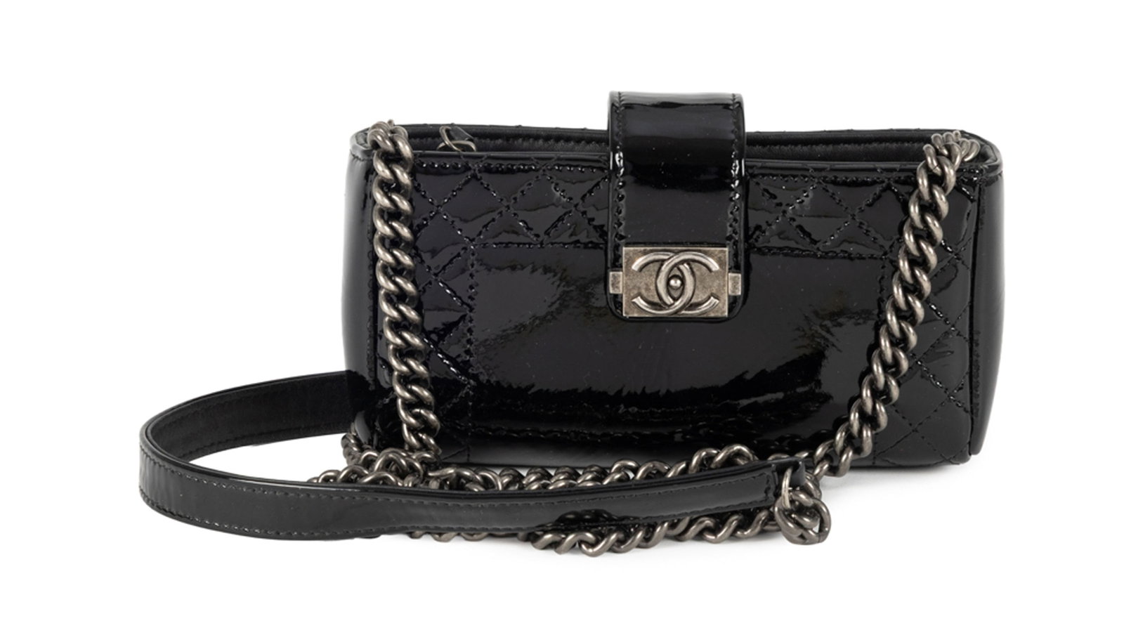 Chanel, pochette à téléphone Boy, 2013-2014, en cuir vernis noir, bandoulière, b: Chanel, pochette à téléphone Boy, 2013-2014, en cuir vernis noir, bandoulière, bouclerie noircie matte, 7x14 cm Condition Bon état de conservation