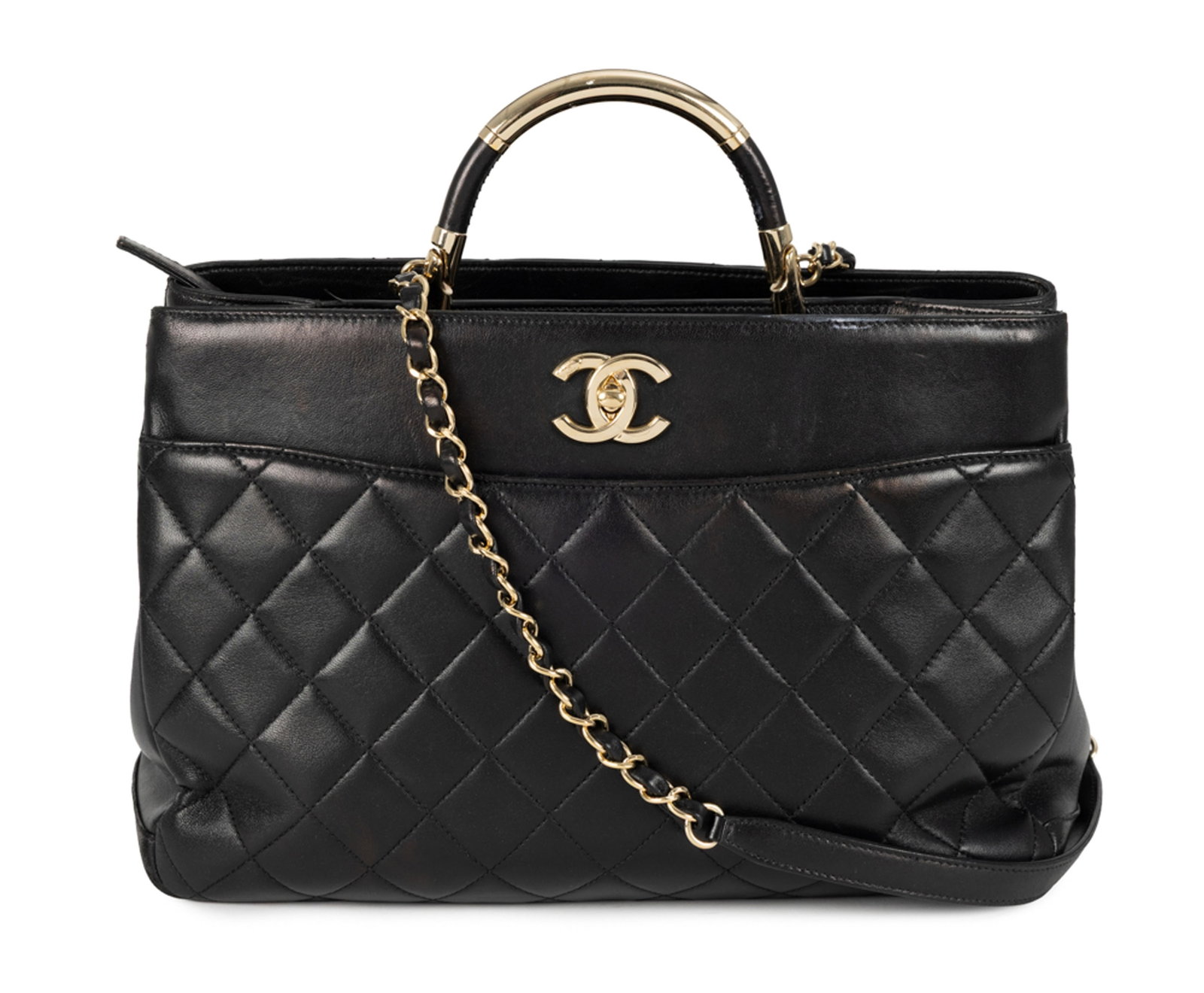 Chanel, sac Tote Carry Chic en agneau noir matelassé, année 2017, garnitures en métal: Chanel, sac Tote Carry Chic en agneau noir matelassé, année 2017, garnitures en métal doré, anse rigide et bandoulière chaîne entrelacée de cuir, 22x32 cm Condition