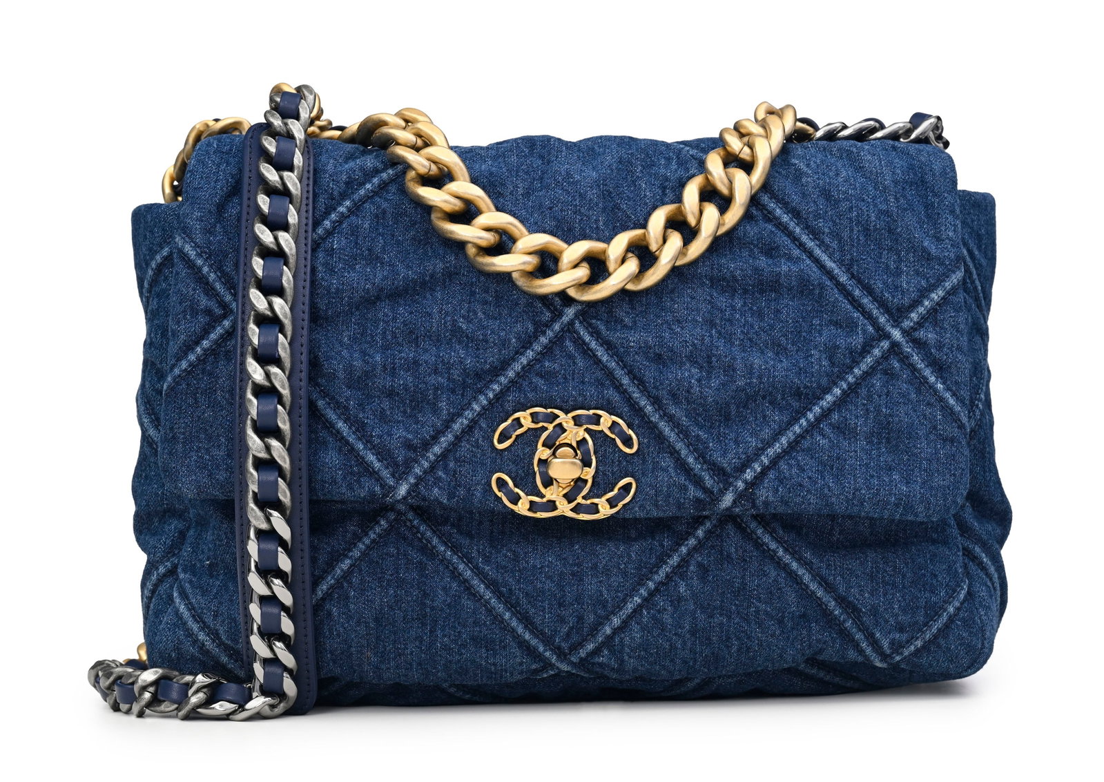 Chanel, sac à rabat 19 en denim bleu matelassé, année 2020, métal bicolore, poig: Chanel, sac à rabat 19 en denim bleu matelassé, année 2020, métal bicolore, poignée chaine sur le dessus, bandoulière à chaine et cuir entrelacé, housse, 20x30