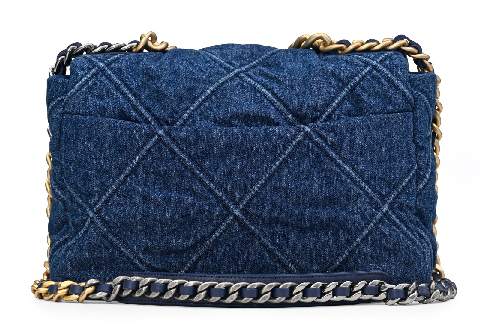Chanel, sac à rabat 19 en denim bleu matelassé, année 2020, métal bicolore, poig - 2