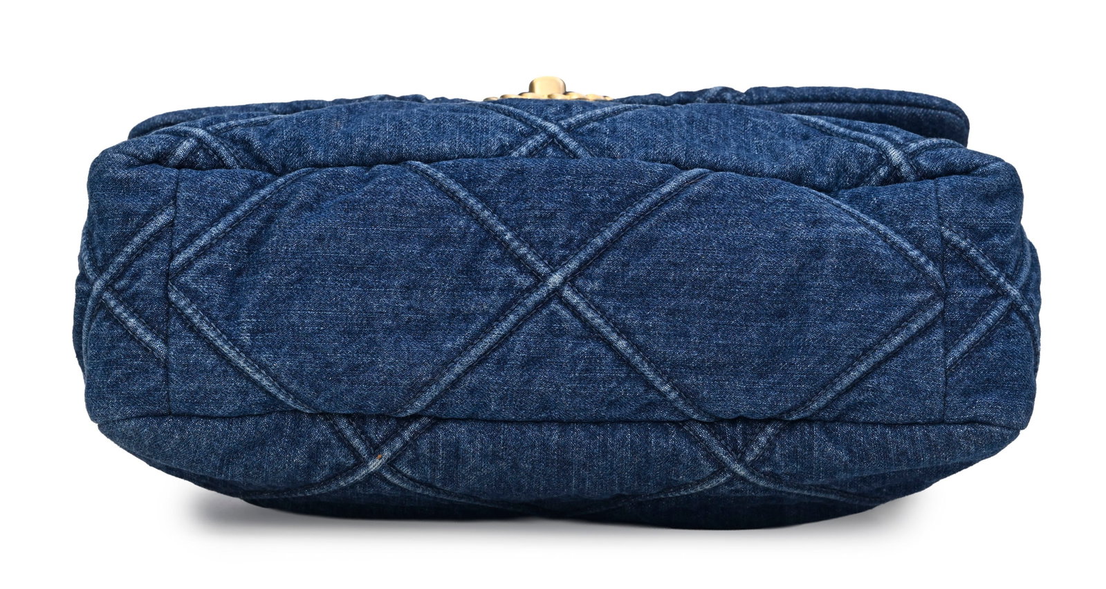 Chanel, sac à rabat 19 en denim bleu matelassé, année 2020, métal bicolore, poig - 3
