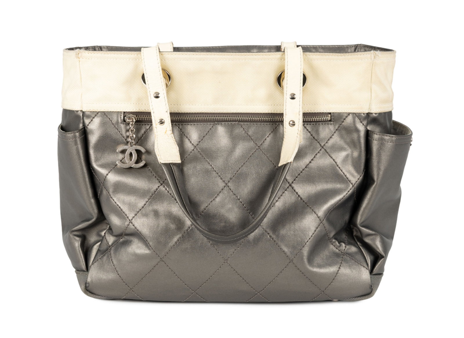 Chanel, grand sac cabas Paris-Biarritz, 2006-2008, en toile enduite gris métallisé matelas: Chanel, grand sac cabas Paris-Biarritz, 2006-2008, en toile enduite gris métallisé matelassée et toile écrue, garnitures en cuir gris et blanc, métal couleur argenté,